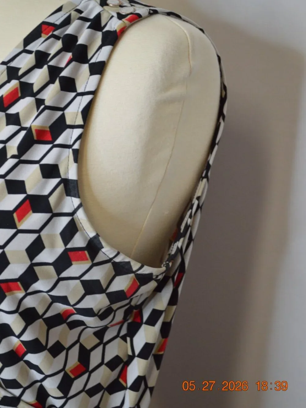 White House Black Market Women’s Large Cream Black Red Sleeveless Blouse